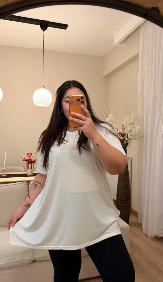 Geniş Kesim V Yaka Basic Esnek Penye Tişört - Beyaz