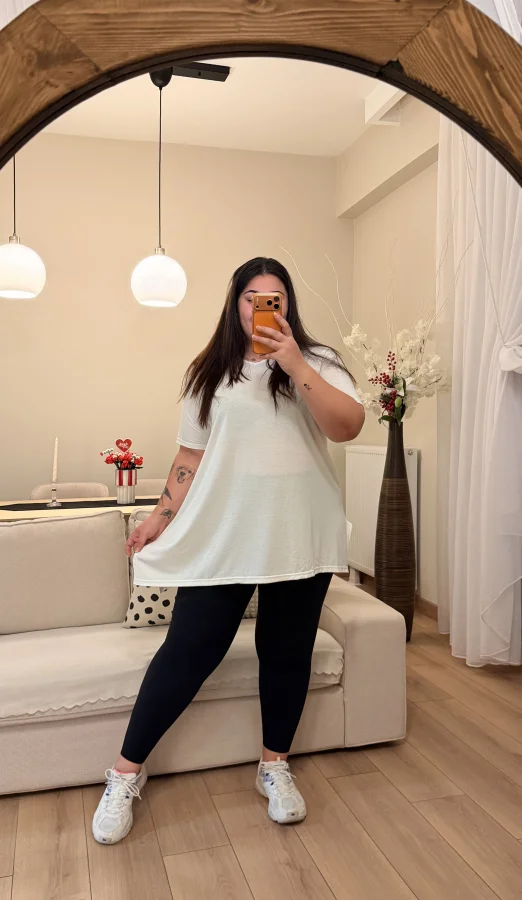 Geniş Kesim V Yaka Basic Esnek Penye Tişört - Beyaz