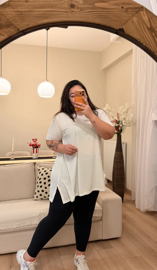 Geniş Kesim V Yaka Basic Esnek Penye Tişört - Beyaz