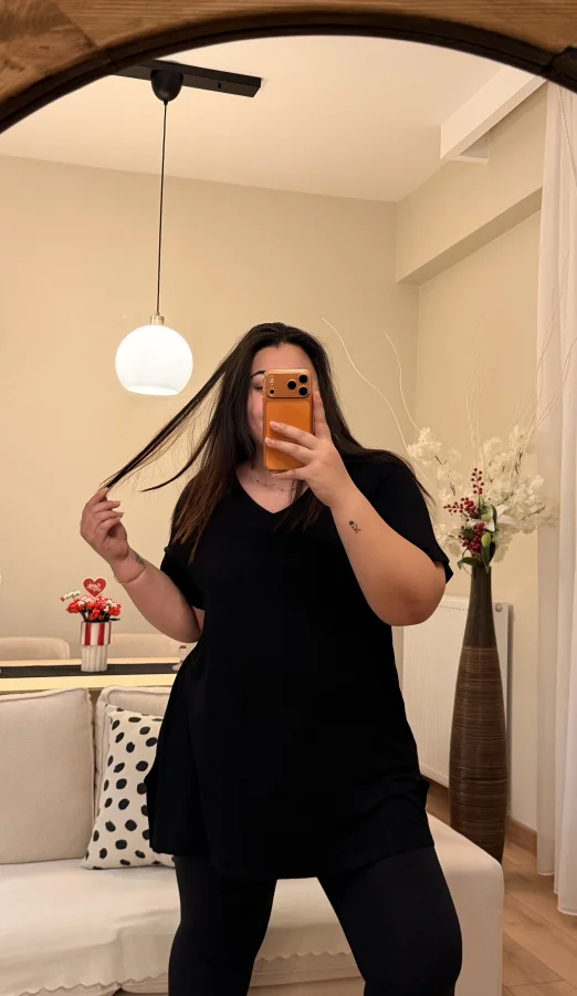 Geniş Kesim V Yaka Basic Esnek Penye Tişört - Siyah