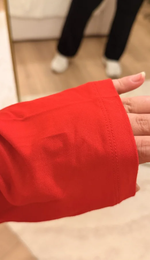 Madonna Yaka Broş Detaylı Esnek Modal Bluz - Kırmızı