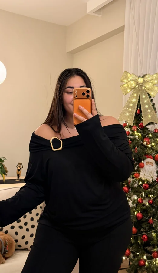 Madonna Yaka Broş Detaylı Esnek Modal Bluz - Siyah