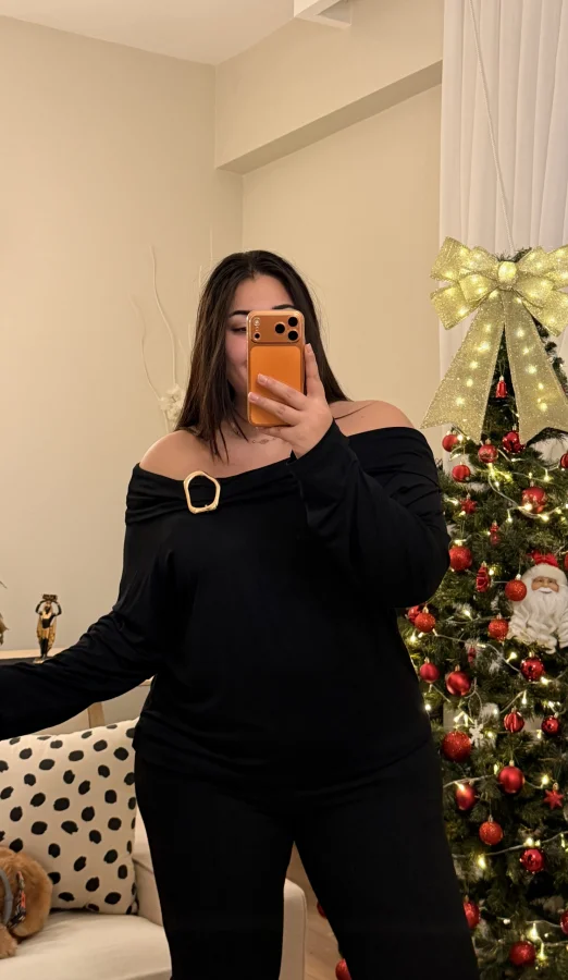 Madonna Yaka Broş Detaylı Esnek Modal Bluz - Siyah