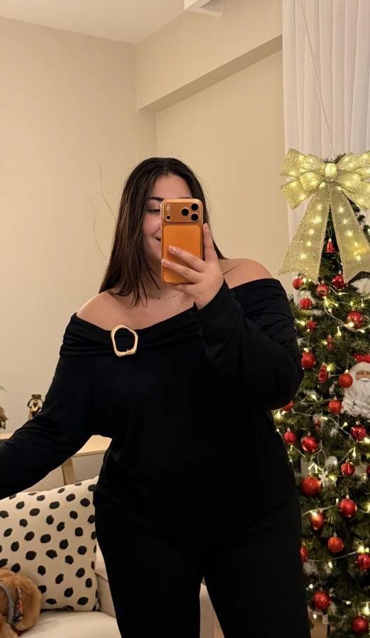 Madonna Yaka Broş Detaylı Esnek Modal Bluz - Siyah