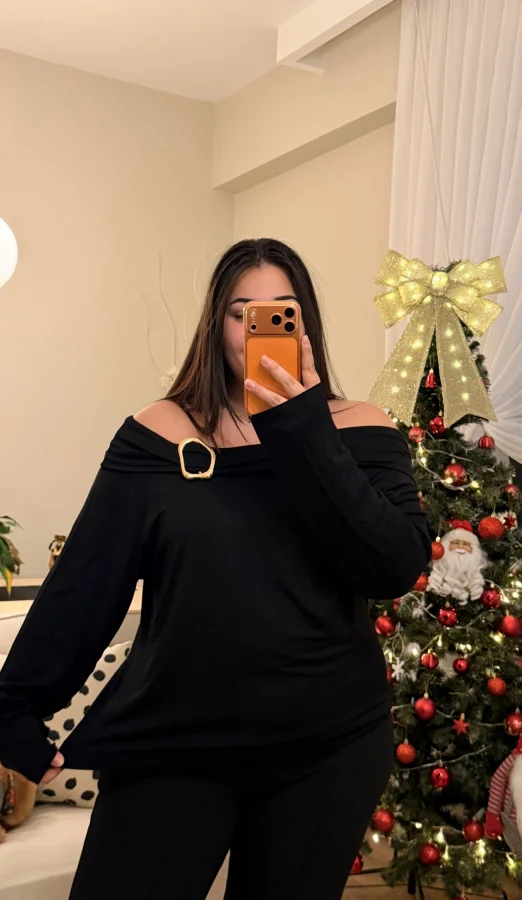 Madonna Yaka Broş Detaylı Esnek Modal Bluz - Siyah