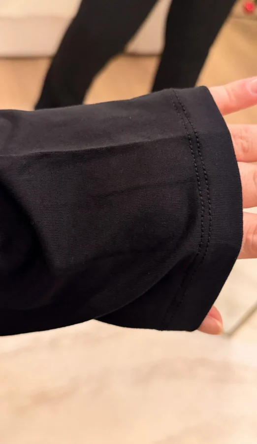 Madonna Yaka Broş Detaylı Esnek Modal Bluz - Siyah