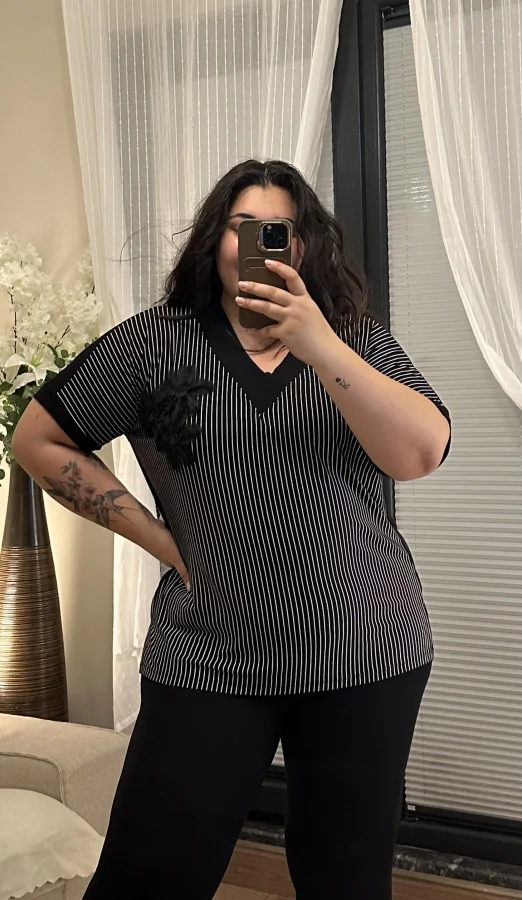 V Yaka Çiçek Detaylı Esnek Penye Bluz - Siyah