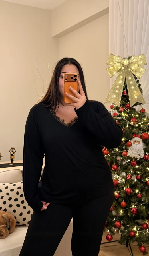 V Yaka Dantel Detaylı Esnek Modal Bluz - Siyah