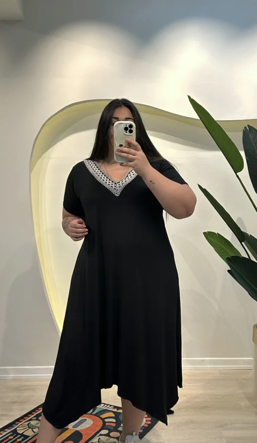 V Yaka İşlemeli Asimetrik Penye Elbise - Siyah