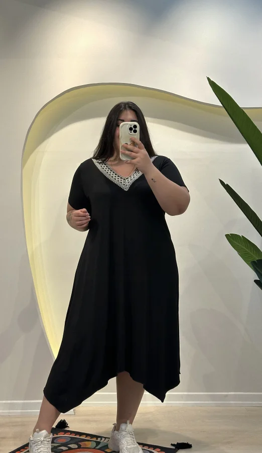 V Yaka İşlemeli Asimetrik Penye Elbise - Siyah