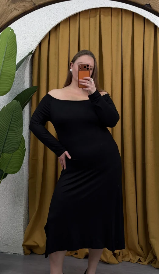 Yırtmaçlı Madonna Yaka Esnek Penye Elbise - Siyah