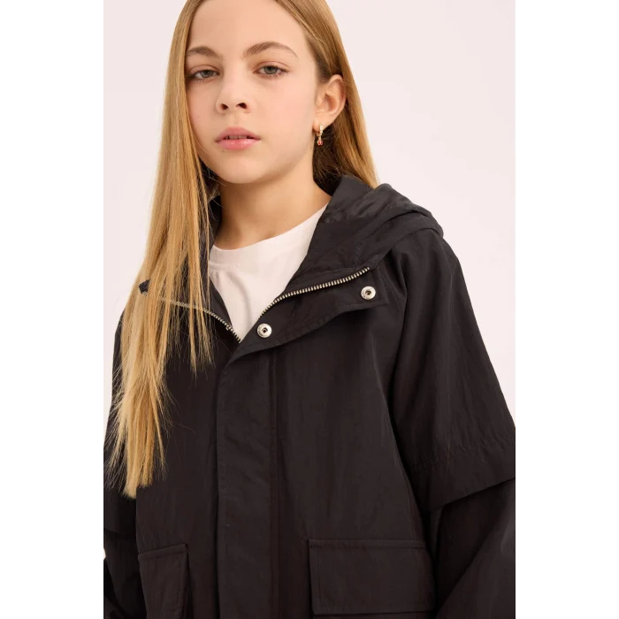 Defacto D6934 Siyah Kız Çocuk Su İtici Kapüşonlu Fermuarlı Çıtçıt Kapamalı Cepli Yağmurluk