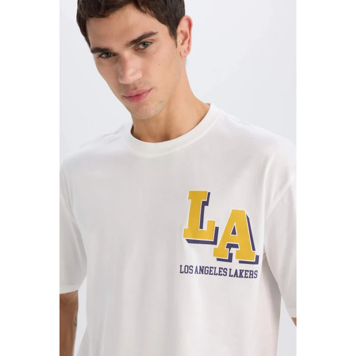 Defacto B3894 Ekru DeFactoFit NBA Los Angeles Lakers Oversize Geniş Kalıp Bisiklet Yaka Kısa Kollu Tişört