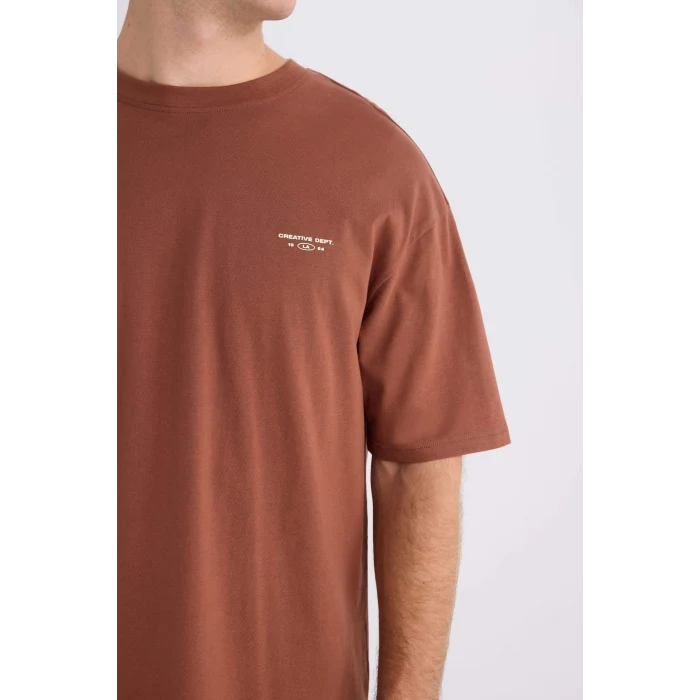 Defacto D5159 Kahve Boxy Fit Bisiklet Yaka Sırt Baskılı Kısa Kollu Tişört