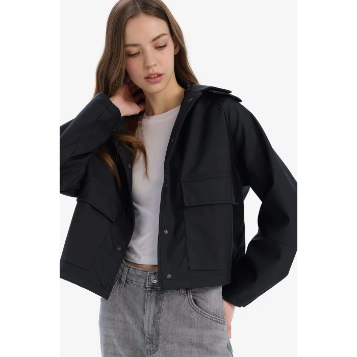 Defacto D5751 Siyah Su İtici Kapüşon Detaylı Gömlek Yaka Kauçuk Görünümlü Yağmurluk