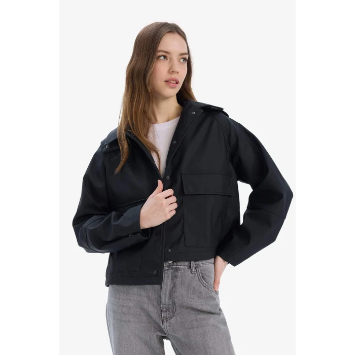 Defacto D5751 Siyah Su İtici Kapüşon Detaylı Gömlek Yaka Kauçuk Görünümlü Yağmurluk