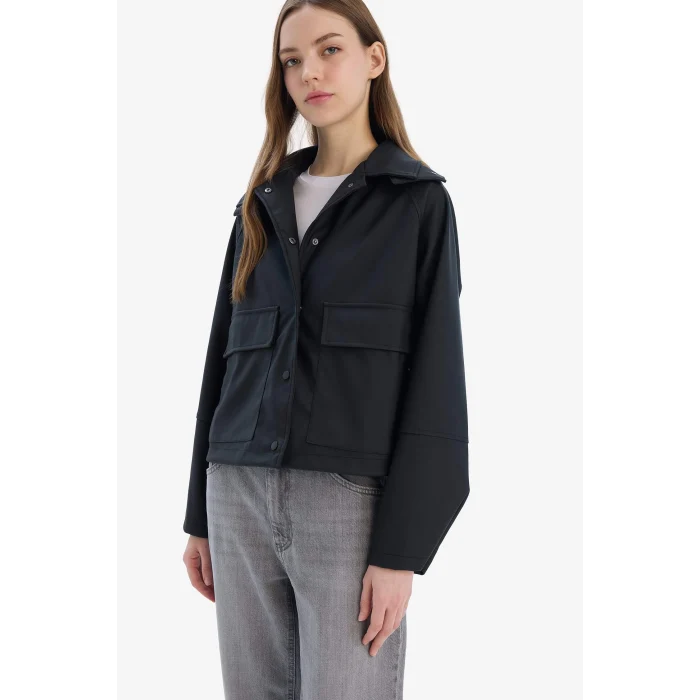 Defacto D5751 Siyah Su İtici Kapüşon Detaylı Gömlek Yaka Kauçuk Görünümlü Yağmurluk