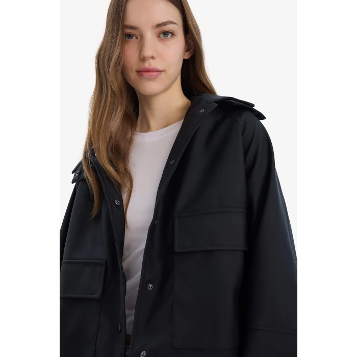 Defacto D5751 Siyah Su İtici Kapüşon Detaylı Gömlek Yaka Kauçuk Görünümlü Yağmurluk