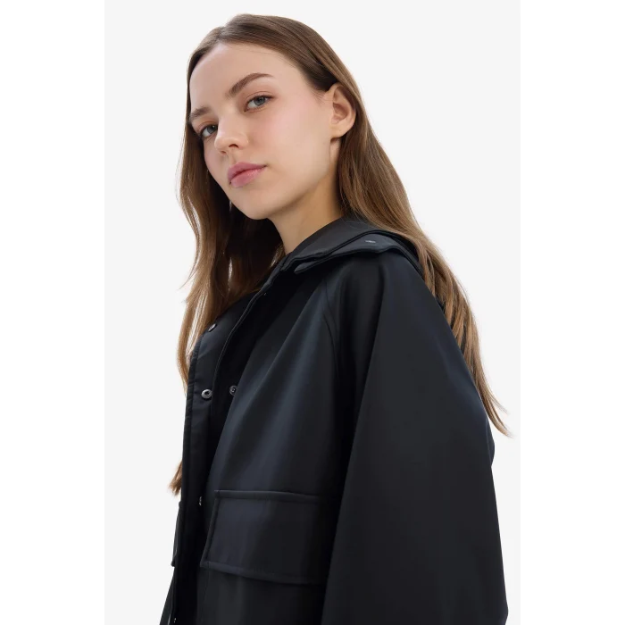 Defacto D5751 Siyah Su İtici Kapüşon Detaylı Gömlek Yaka Kauçuk Görünümlü Yağmurluk