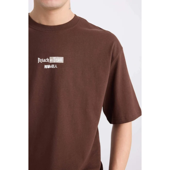 Defacto D6778 Kahve Attack on Titan Boxy Fit Bisiklet Yaka Sırt Baskılı Kısa Kollu Tişört