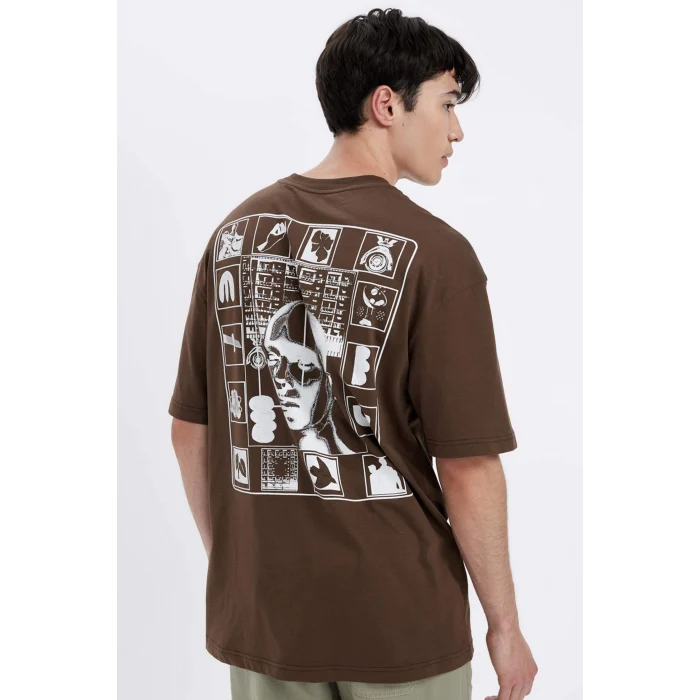 Defacto C5753 Kahve Comfort Regular Fit Rahat Kalıp Bisiklet Yaka Sırt Baskılı Kısa Kollu Tişört