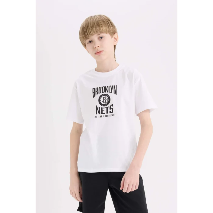 Defacto D9550 Beyaz Erkek Çocuk NBA Brooklyn Nets Bisiklet Yaka Sırt Baskılı Kısa Kollu Tişört