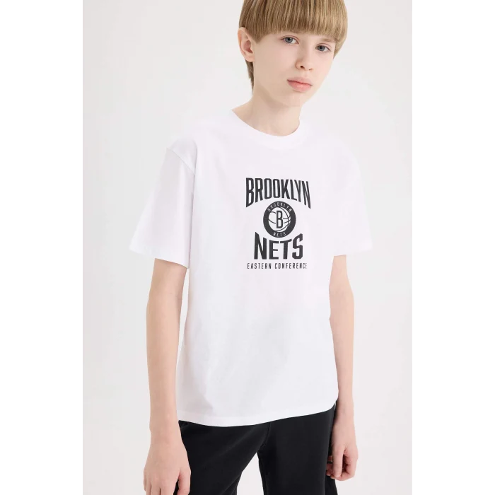 Defacto D9550 Beyaz Erkek Çocuk NBA Brooklyn Nets Bisiklet Yaka Sırt Baskılı Kısa Kollu Tişört