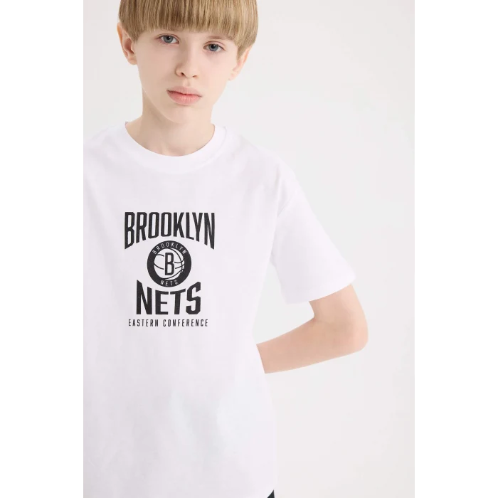 Defacto D9550 Beyaz Erkek Çocuk NBA Brooklyn Nets Bisiklet Yaka Sırt Baskılı Kısa Kollu Tişört