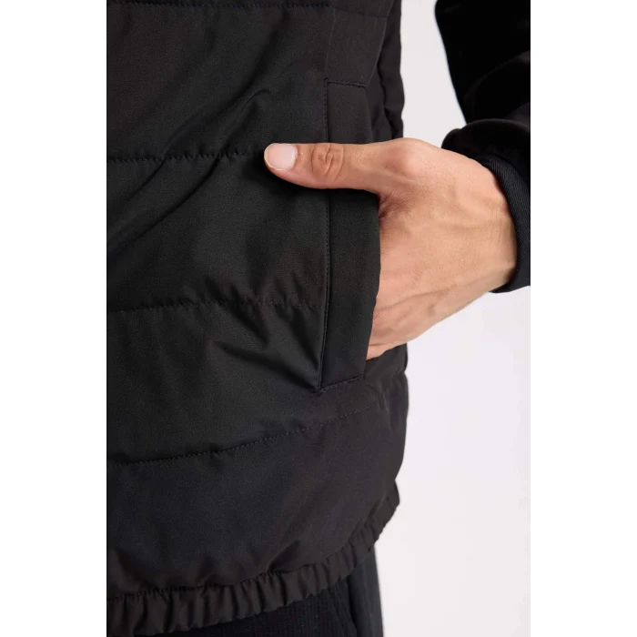 Defacto D7532 Siyah Slim Fit Dar Kesim Dik Yaka Lastikli ve Fermuarlı Su Geçirmez Mont