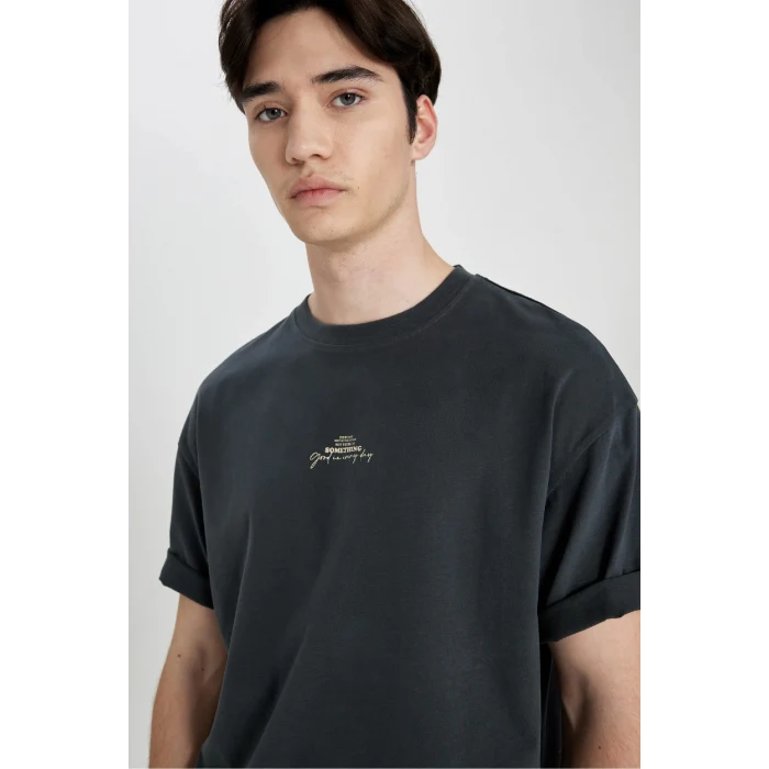 Defacto B4650 Antrasit Comfort Regular Fit Rahat Kalıp Bisiklet Yaka Sırt Baskılı Kısa Kollu Tişört