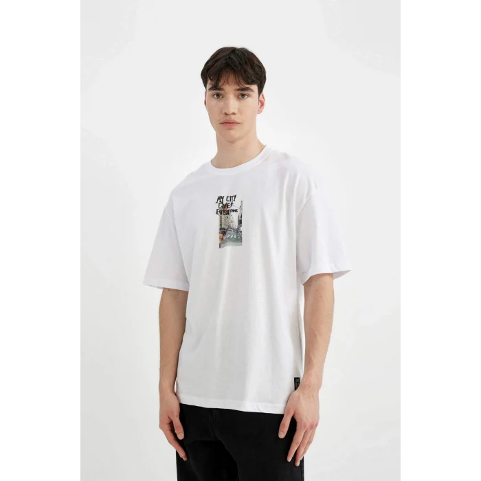 Defacto C4086 Beyaz Comfort Regular Fit Rahat Kalıp Bisiklet Yaka Sırt Baskılı Kısa Kollu Tişört