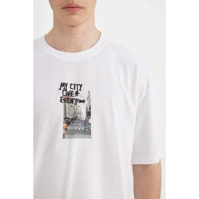 Defacto C4086 Beyaz Comfort Regular Fit Rahat Kalıp Bisiklet Yaka Sırt Baskılı Kısa Kollu Tişört