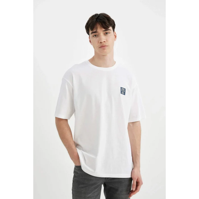 Defacto C4081 Beyaz Comfort Regular Fit Rahat Kalıp Bisiklet Yaka Sırt Baskılı Kısa Kollu Tişört
