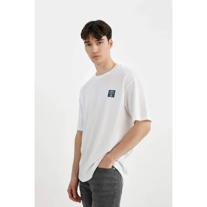 Defacto C4081 Beyaz Comfort Regular Fit Rahat Kalıp Bisiklet Yaka Sırt Baskılı Kısa Kollu Tişört