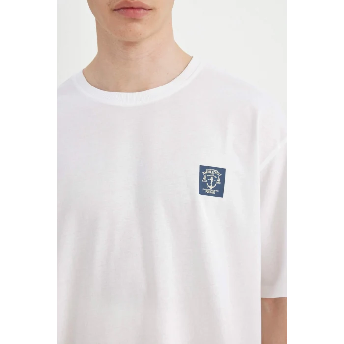 Defacto C4081 Beyaz Comfort Regular Fit Rahat Kalıp Bisiklet Yaka Sırt Baskılı Kısa Kollu Tişört