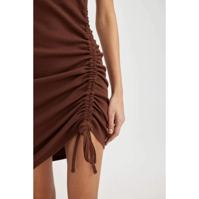 Defacto B9613 Kahve Bodycon Vücudu Saran Yuvarlak Yaka Fitilli Kaşkorse Kolsuz Mini Elbise