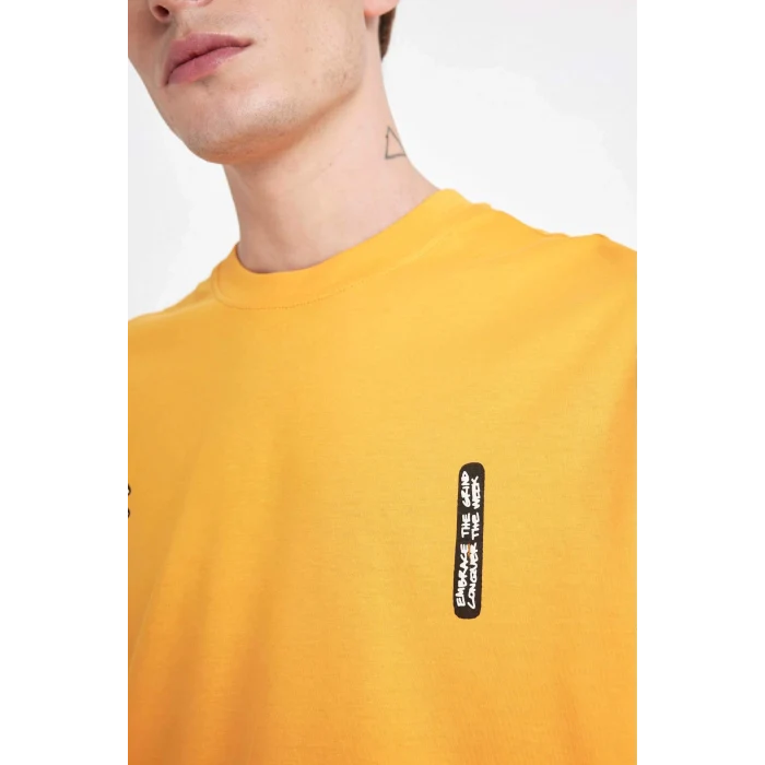 Defacto C5752 Sarı Comfort Regular Fit Rahat Kalıp Bisiklet Yaka Sırt Baskılı Kısa Kollu Tişört