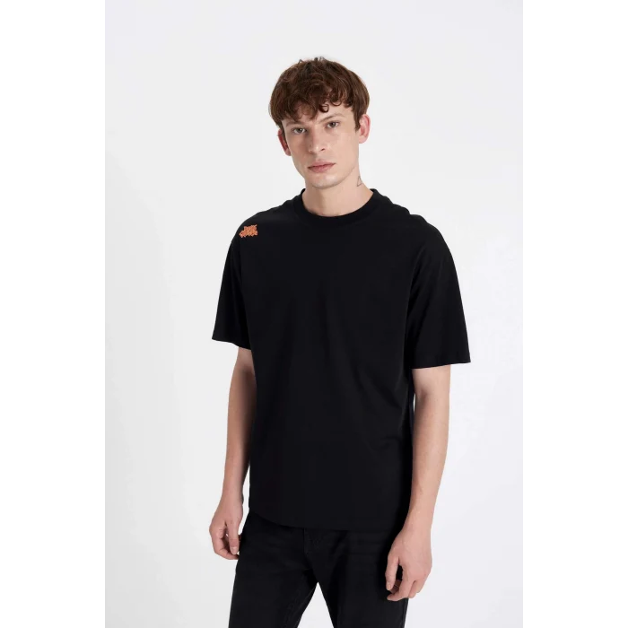 Defacto C4090 Siyah Oversize Geniş Kalıp Bisiklet Yaka Sırt Baskılı Kısa Kollu Tişört