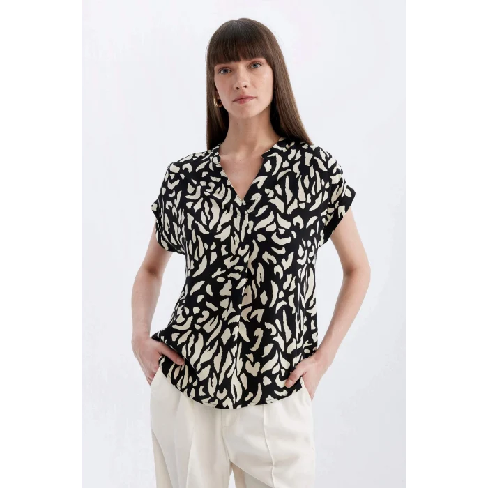 Defacto D2941 Siyah Regular Fit Apaş Yaka Desenli Kısa Kollu Bluz