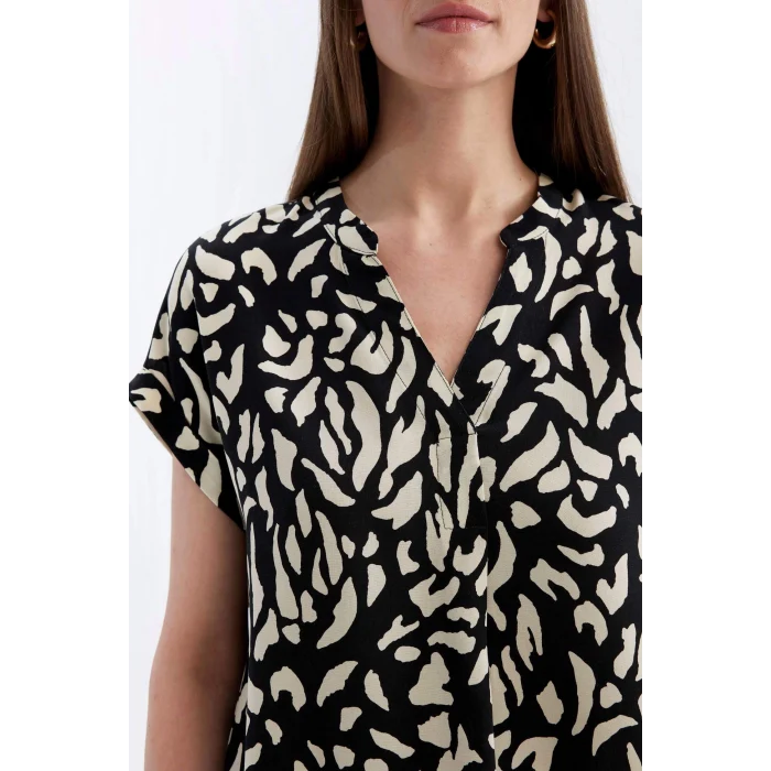 Defacto D2941 Siyah Regular Fit Apaş Yaka Desenli Kısa Kollu Bluz