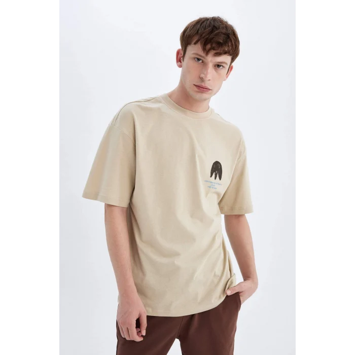 Defacto C5754 Bej Comfort Regular Fit Rahat Kalıp Bisiklet Yaka Sırt Baskılı Kısa Kollu Tişört