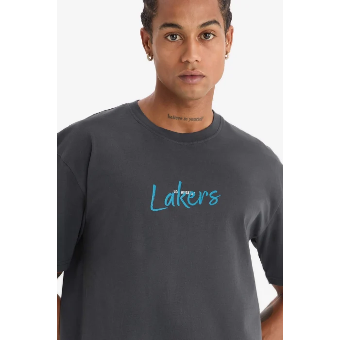 Defacto E0133 Antrasit DeFactoFit NBA Los Angeles Lakers Boxy Fit Bisiklet Yaka Sırt Baskılı Kısa Kollu Tişört