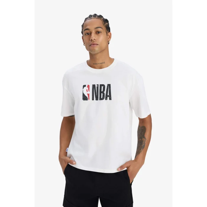 Defacto W6365 Ekru DeFactoFit NBA Wordmark Oversize Geniş Kalıp Bisiklet Yaka Kısa Kollu Tişört