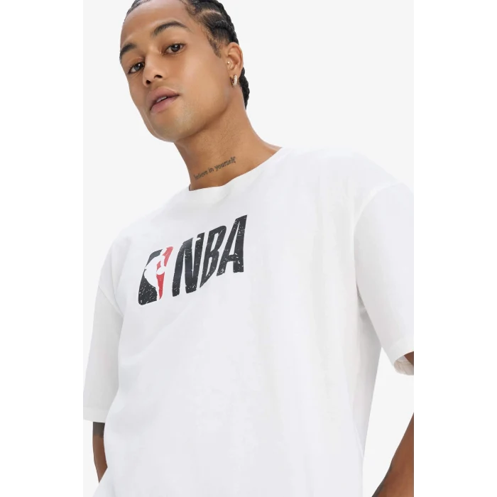 Defacto W6365 Ekru DeFactoFit NBA Wordmark Oversize Geniş Kalıp Bisiklet Yaka Kısa Kollu Tişört