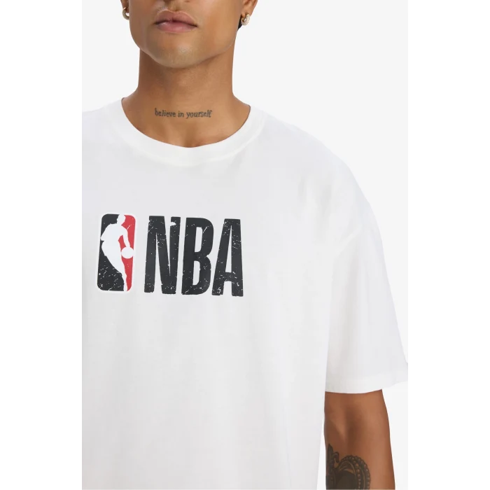 Defacto W6365 Ekru DeFactoFit NBA Wordmark Oversize Geniş Kalıp Bisiklet Yaka Kısa Kollu Tişört