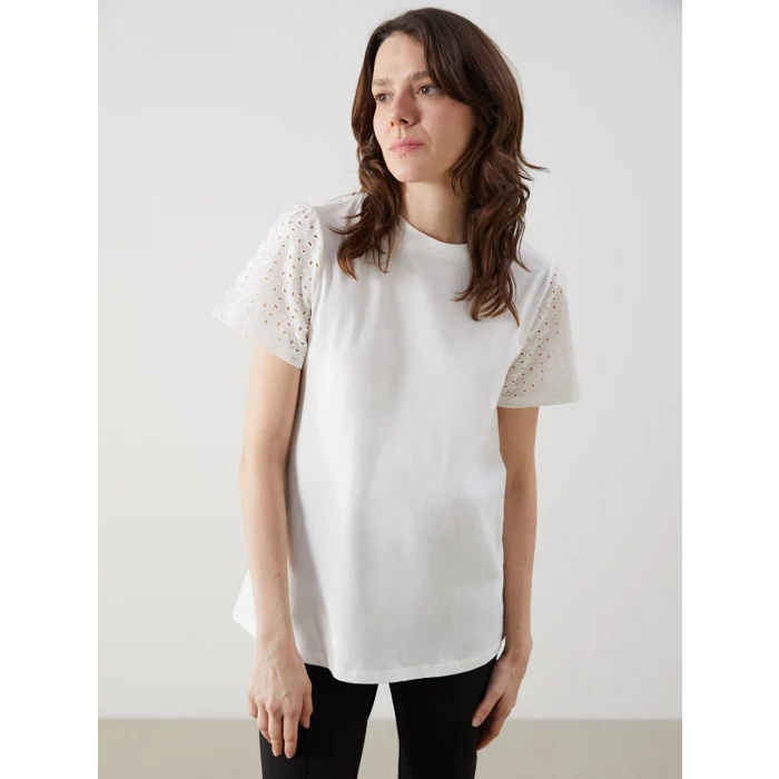 LCW Comfort Beyaz Bisiklet Yaka Nakışlı Kadın Tişört