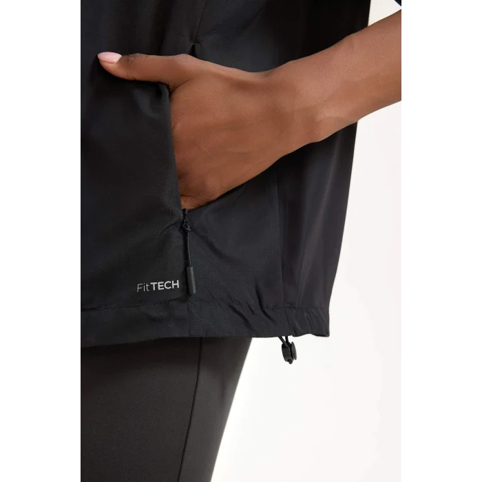 Defacto D6086 Siyah DeFactoFit Su İtici Kapüşonlu Fermuarlı Esnek Dokulu Mevsimlik Baharlık Mont