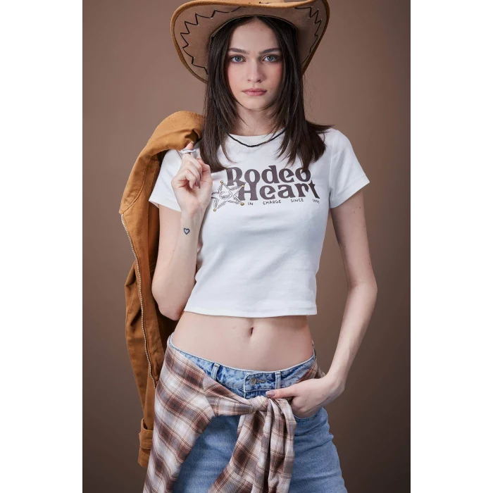 Defacto E4684 Beyaz Coool Fitted Bisiklet Yaka Baskılı Ribana Crop Kısa Kollu Tişört