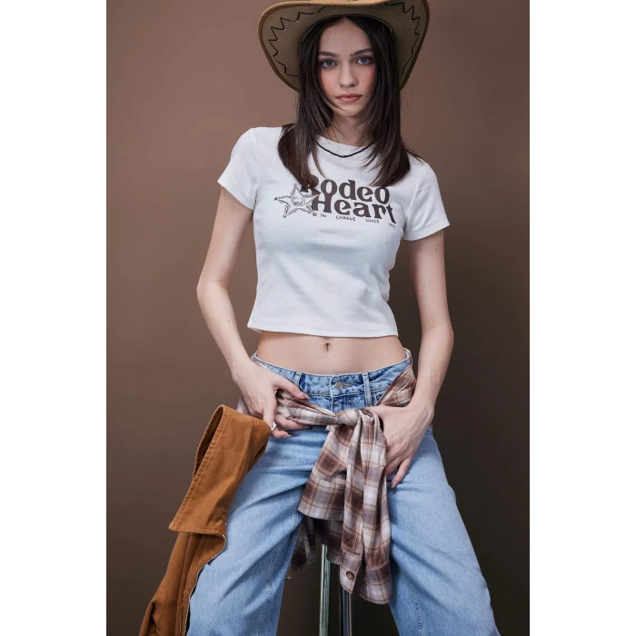 Defacto E4684 Beyaz Coool Fitted Bisiklet Yaka Baskılı Ribana Crop Kısa Kollu Tişört