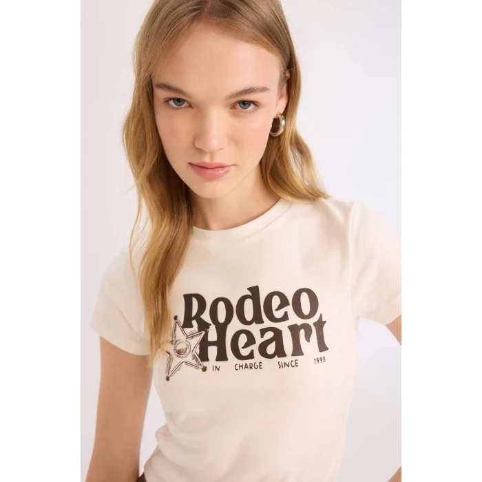 Defacto E4684 Beyaz Coool Fitted Bisiklet Yaka Baskılı Ribana Crop Kısa Kollu Tişört